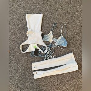 NWT Darker Wavs pitch arctic print bikini top with gloves